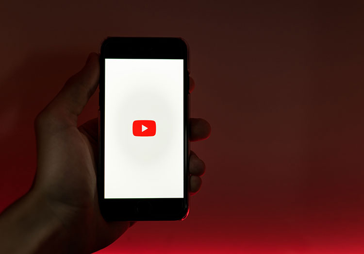 YouTubeプレミアムサービスなんて不要!?LINEを同時に活用できるテクニック