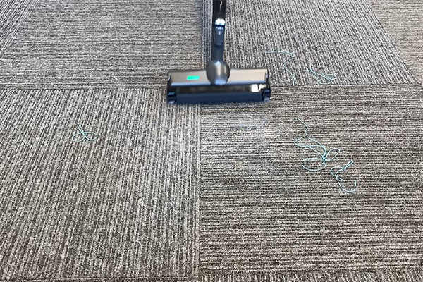 カーペット　糸掃除中